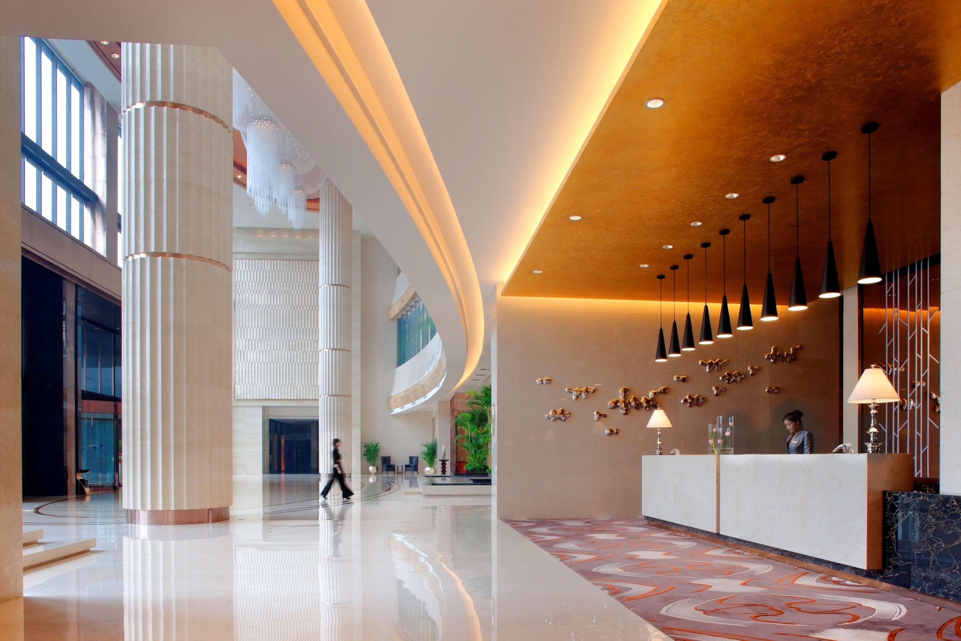 Radisson Blu Plaza Chongqing - Free 2 Bottle Of Local Beer Per Room During Stay Интериор снимка