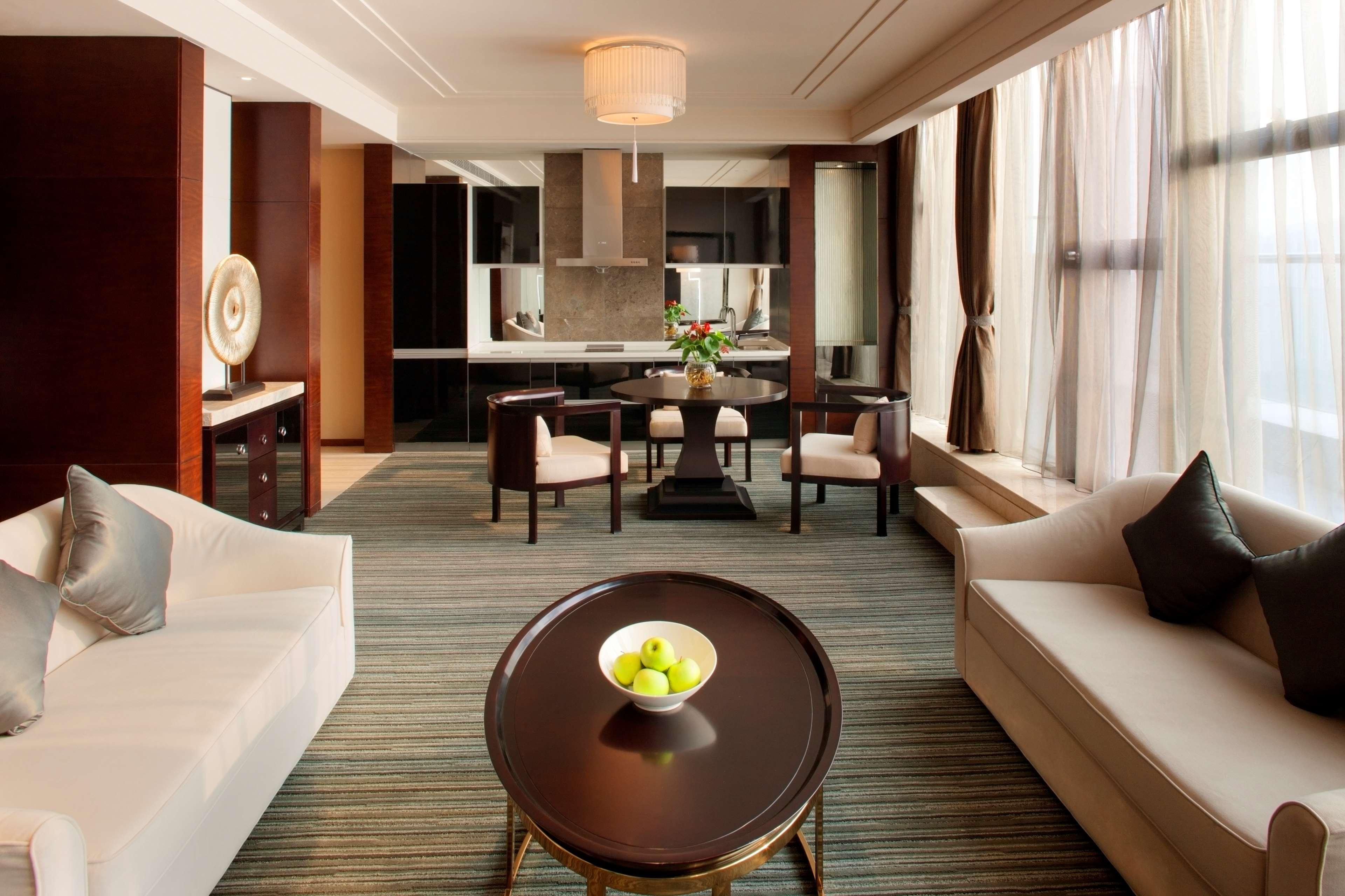 Radisson Blu Plaza Chongqing - Free 2 Bottle Of Local Beer Per Room During Stay Екстериор снимка