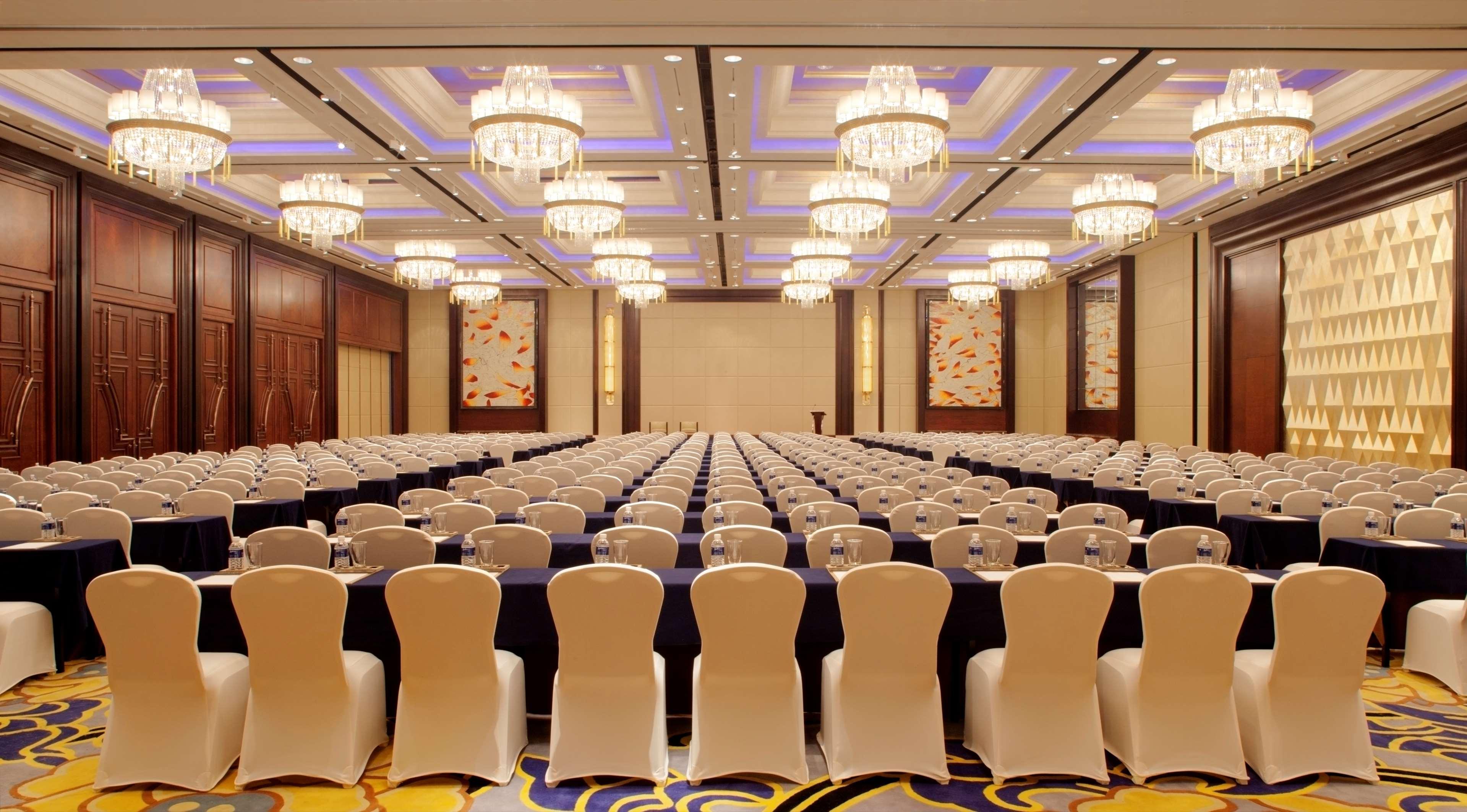 Radisson Blu Plaza Chongqing - Free 2 Bottle Of Local Beer Per Room During Stay Екстериор снимка