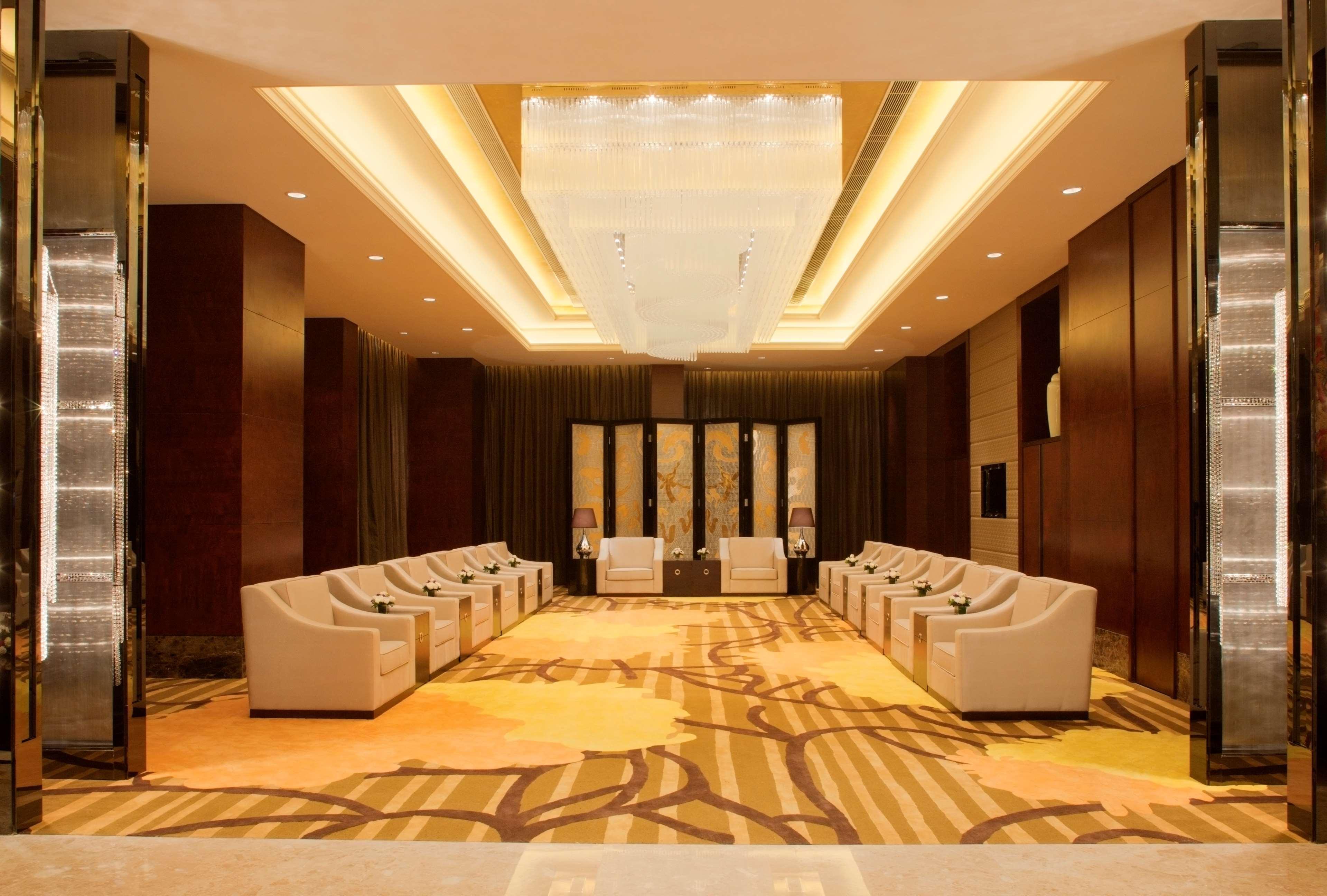 Radisson Blu Plaza Chongqing - Free 2 Bottle Of Local Beer Per Room During Stay Екстериор снимка