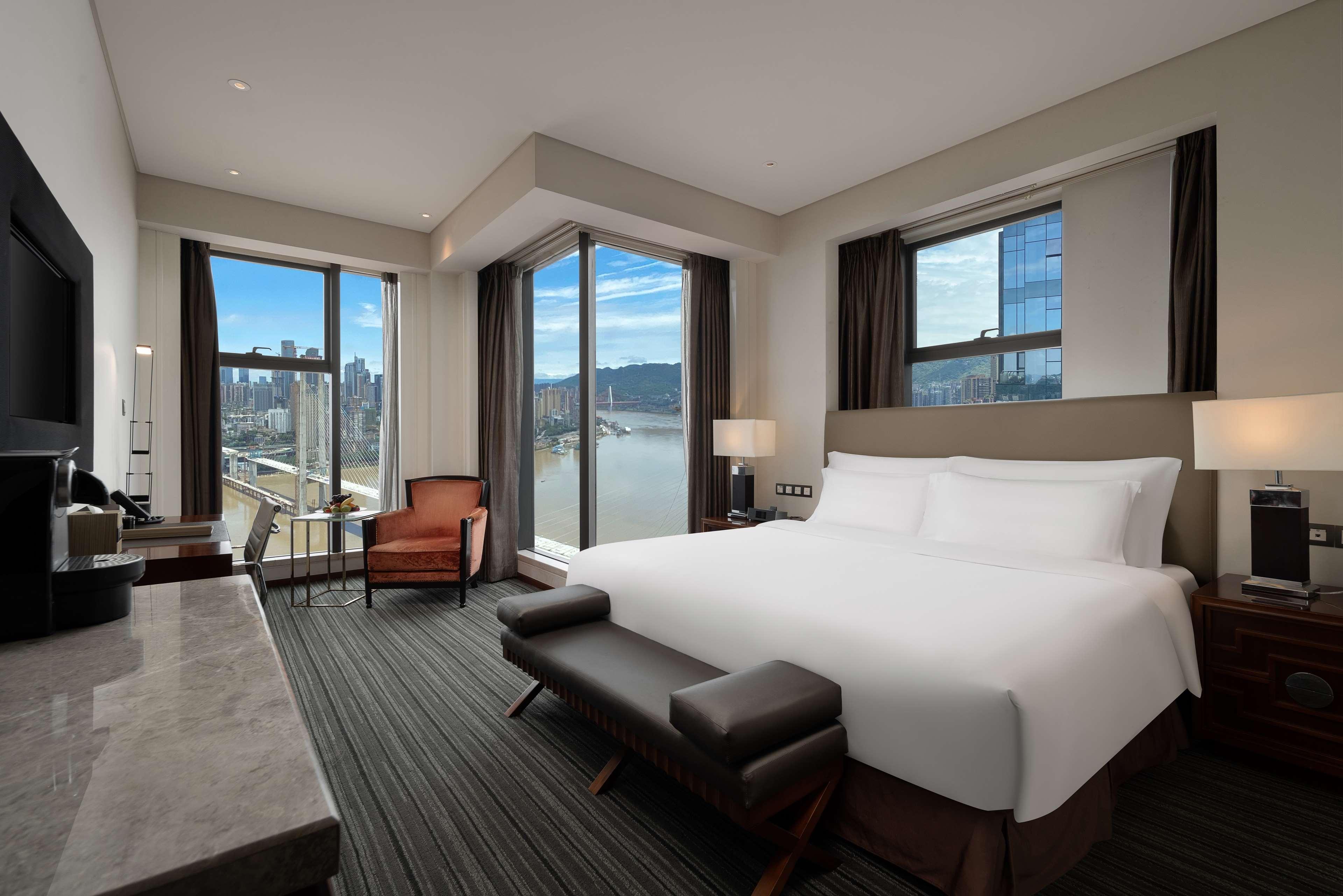 Radisson Blu Plaza Chongqing - Free 2 Bottle Of Local Beer Per Room During Stay Екстериор снимка