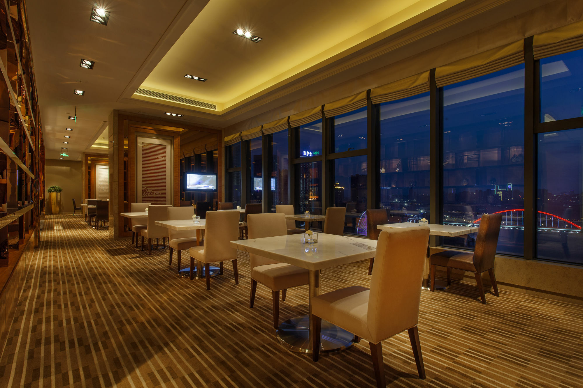 Radisson Blu Plaza Chongqing - Free 2 Bottle Of Local Beer Per Room During Stay Екстериор снимка